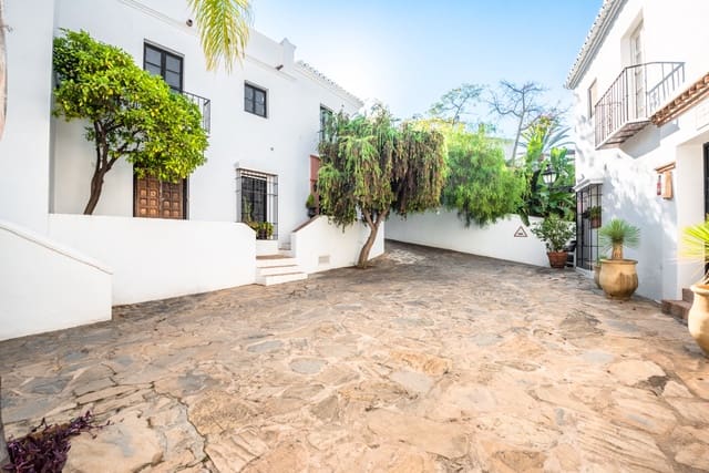 1 chambre Maison de Ville à vendre à Lomas De Marbella, Marbella avec piscine - 735 000 € (Ref: 9868509)