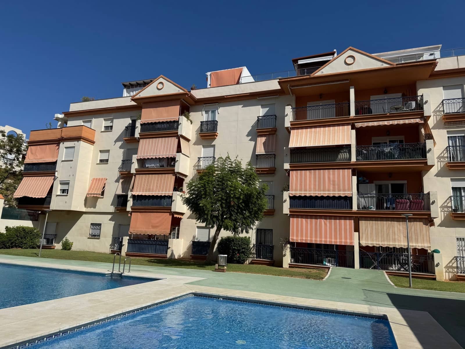 4 quarto Penthouse para venda em Estepona com piscina garagem - 710 000 € (Ref: 9868510)