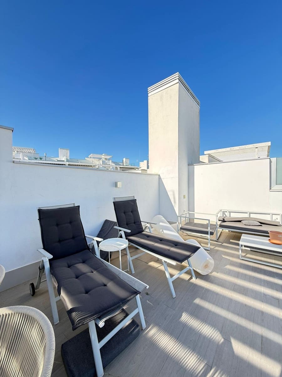 2 quarto Penthouse para arrendamento para férias em Puerto Banus com piscina - 1 200 € (Ref: 9869981)