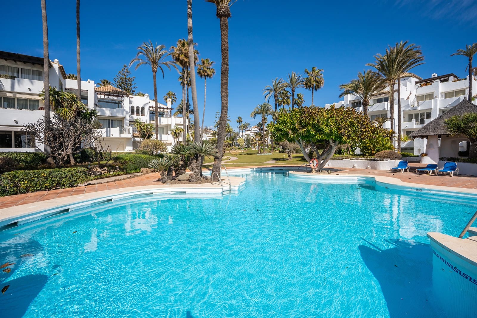 3 soverom Penthouse til salgs i Estepona med svømmebasseng garasje - € 925 000 (Ref: 9871674)