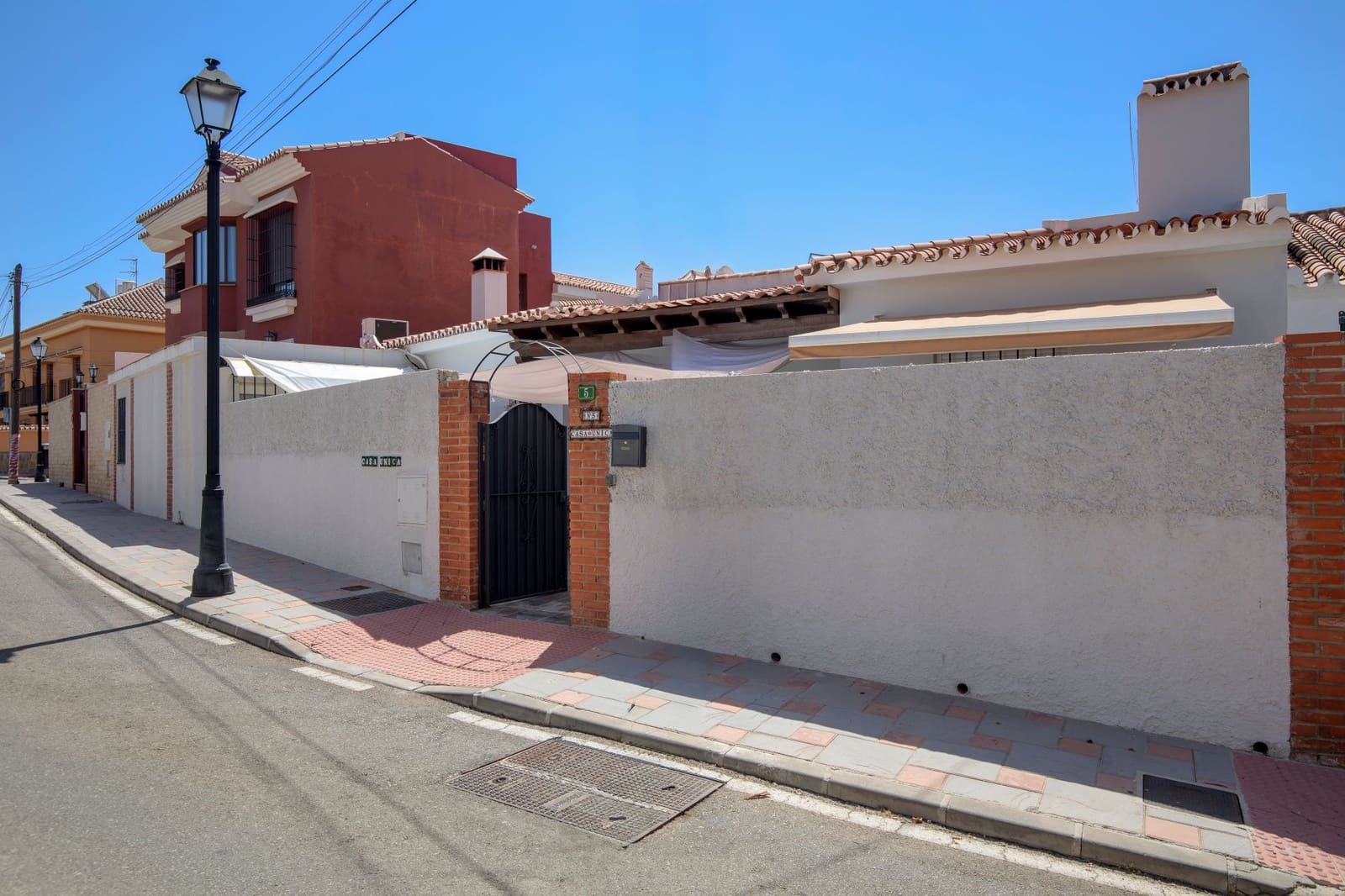 Chalet de 4 habitaciones en Fuengirola en venta con garaje - 555.000 € (Ref: 9871675)