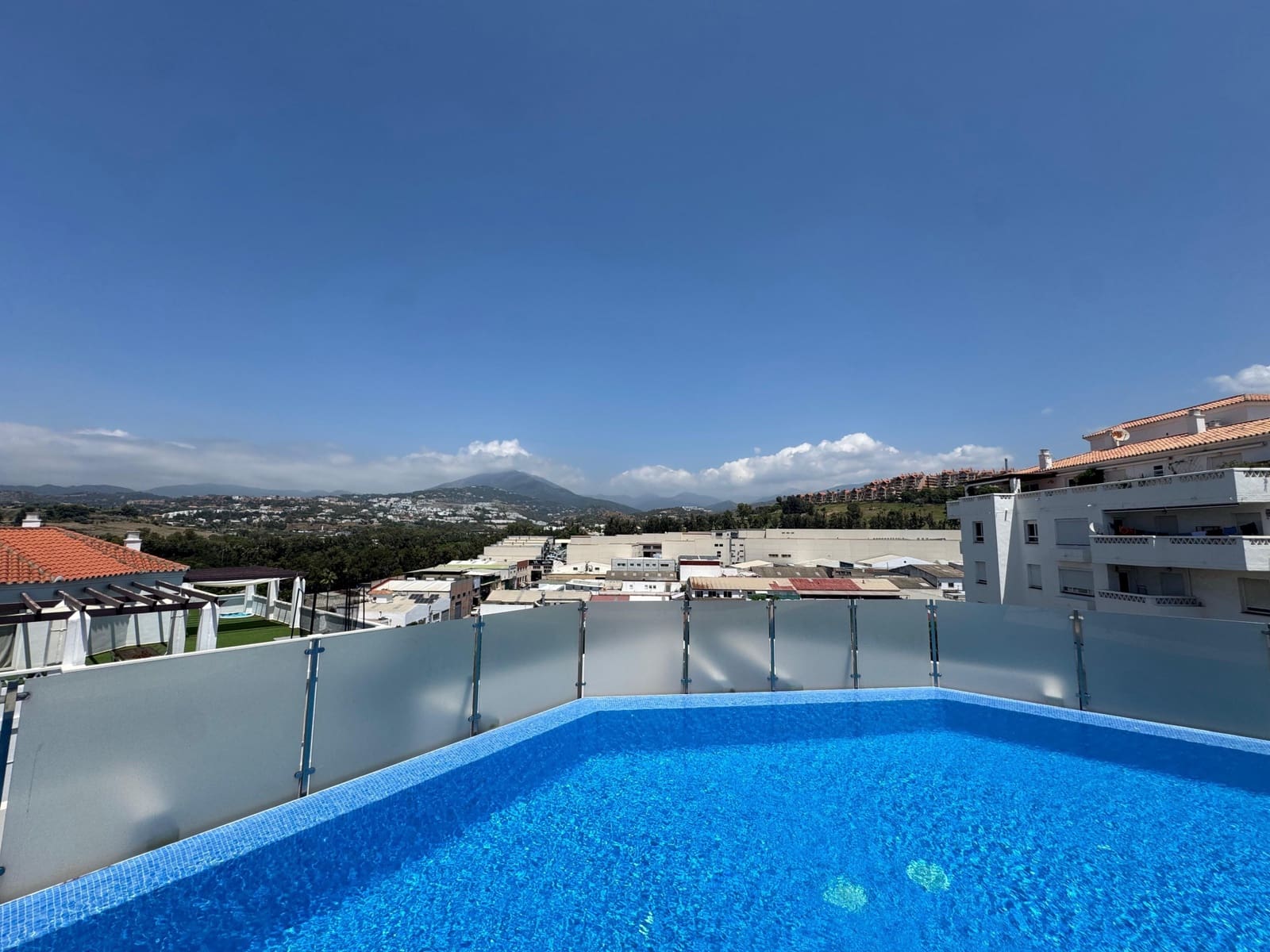 2 chambre Appartement à vendre à Nueva Andalucia avec piscine garage - 405 000 € (Ref: 9887998)