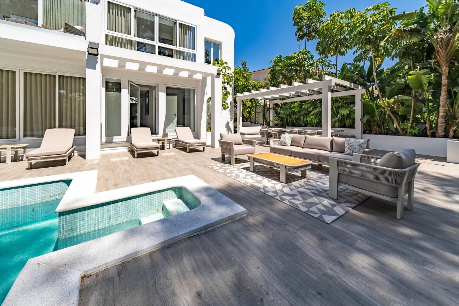 4 bedroom Villa for holiday rental in Marbella with pool garage - € 7,000 (Ref: 9927086)