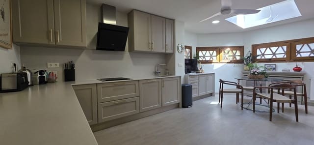 4 sypialnia Dom blizniak na kwatery wakacyjne w Marbella z basenem garażem - 5 500 € (Ref: 9933931)