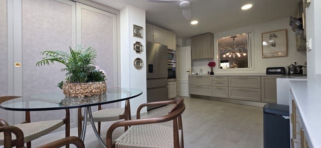 4 sypialnia Dom blizniak na kwatery wakacyjne w Marbella z basenem garażem - 5 500 € (Ref: 9933931)