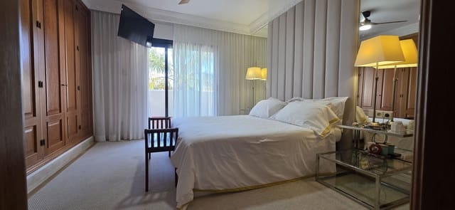 4 sypialnia Dom blizniak na kwatery wakacyjne w Marbella z basenem garażem - 5 500 € (Ref: 9933931)