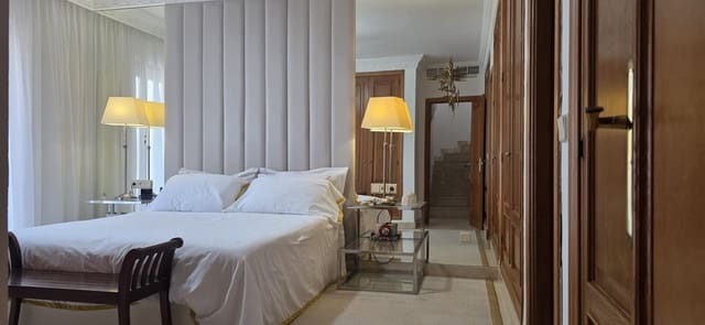 4 sypialnia Dom blizniak na kwatery wakacyjne w Marbella z basenem garażem - 5 500 € (Ref: 9933931)