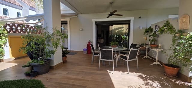 4 sypialnia Dom blizniak na kwatery wakacyjne w Marbella z basenem garażem - 5 500 € (Ref: 9933931)