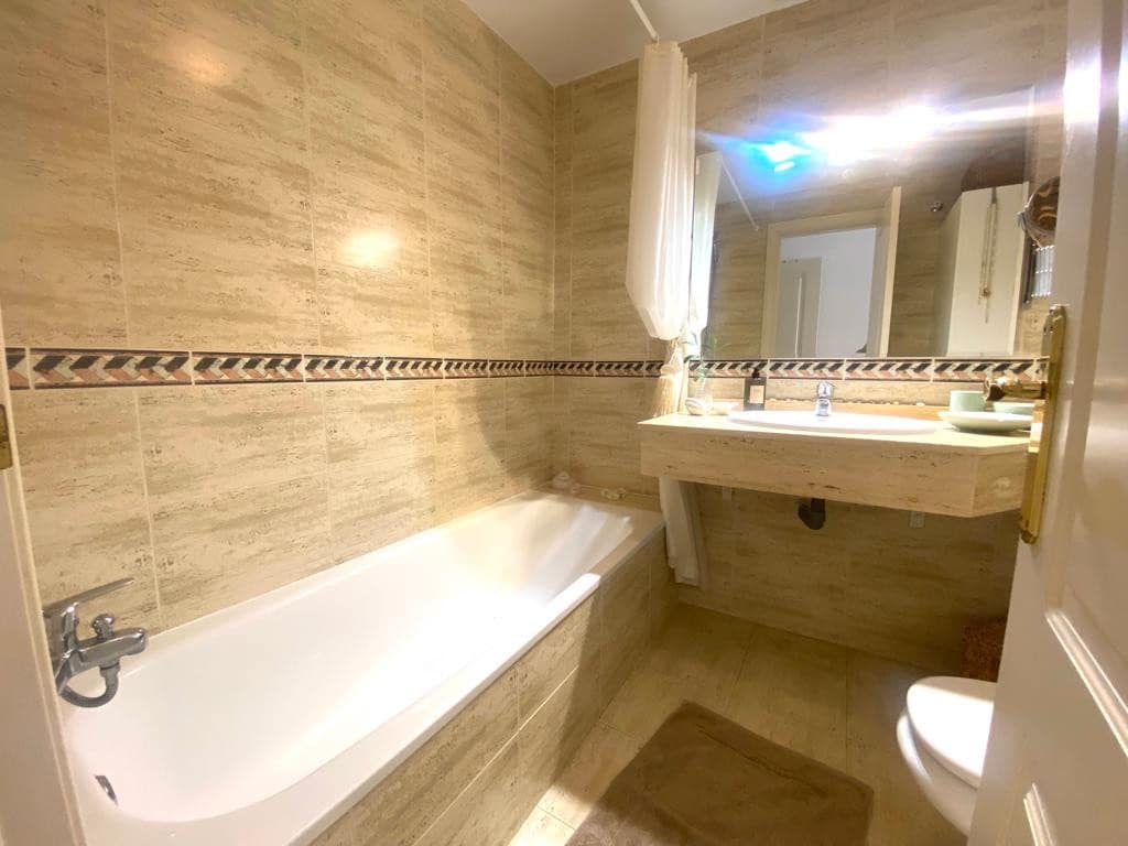 2 bedroom Apartment for rent in Marbella with pool - € 1,900 (Ref: 9937902)