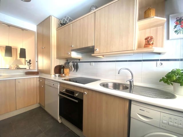 2 quarto Apartamento para arrendar em Los Naranjos, Marbella com piscina - 1 900 € (Ref: 9937902)