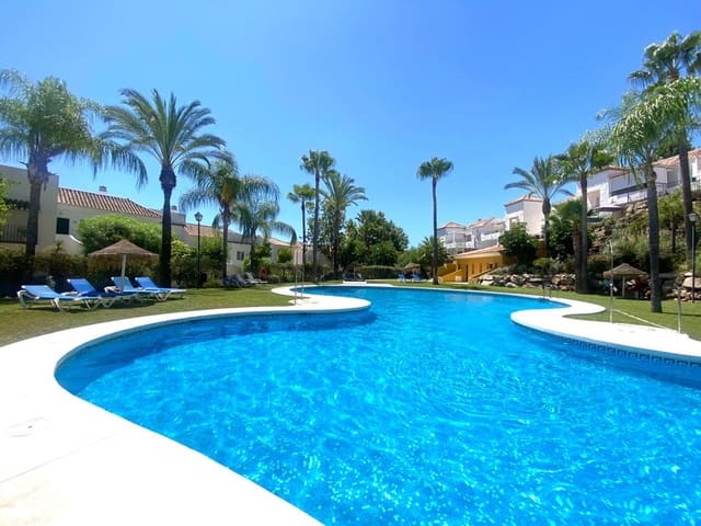 2 quarto Apartamento para arrendar em Los Naranjos, Marbella com piscina - 1 900 € (Ref: 9937902)