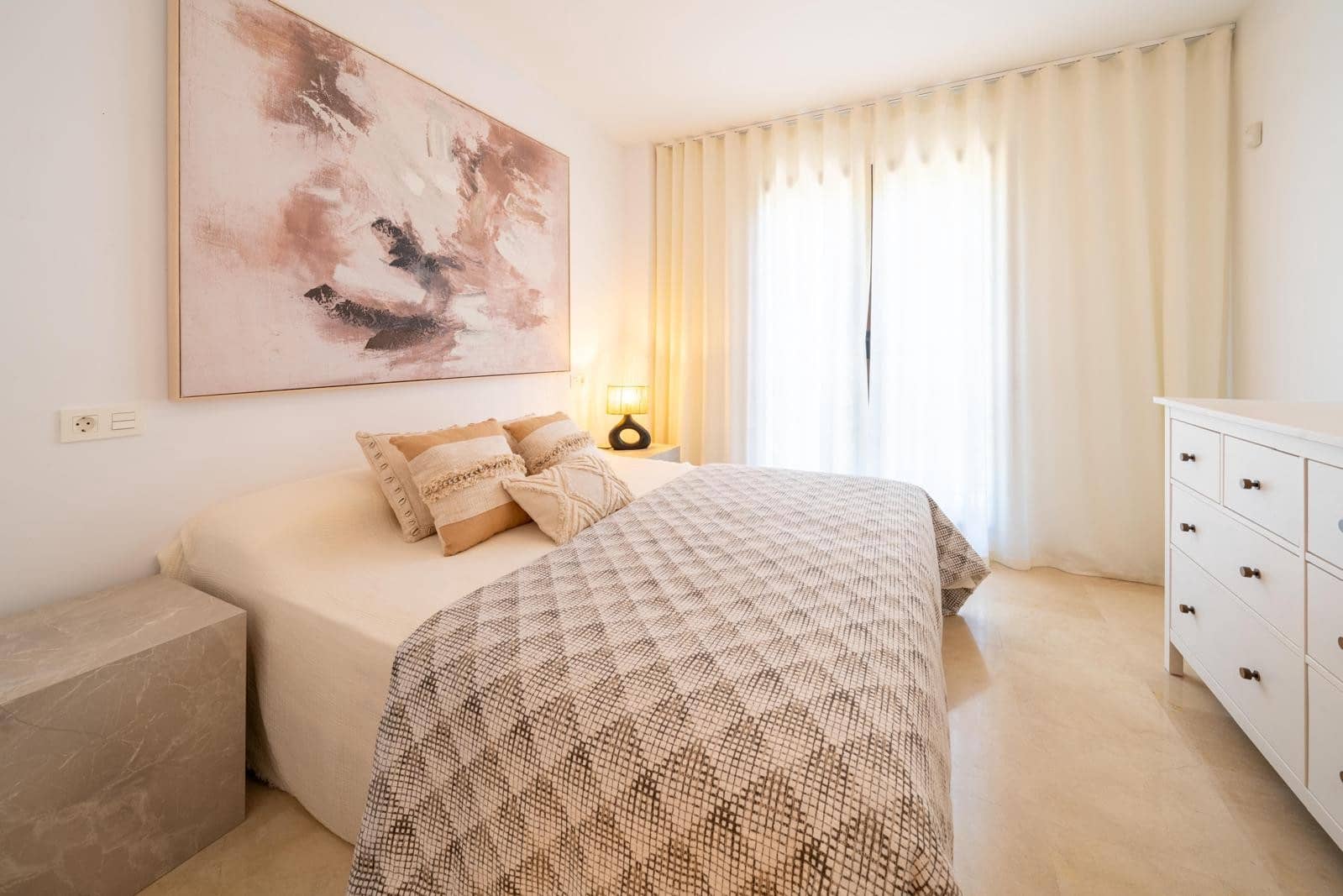 3 bedroom Apartment for rent in Benahavis with pool - € 3,300 (Ref: 9942222)