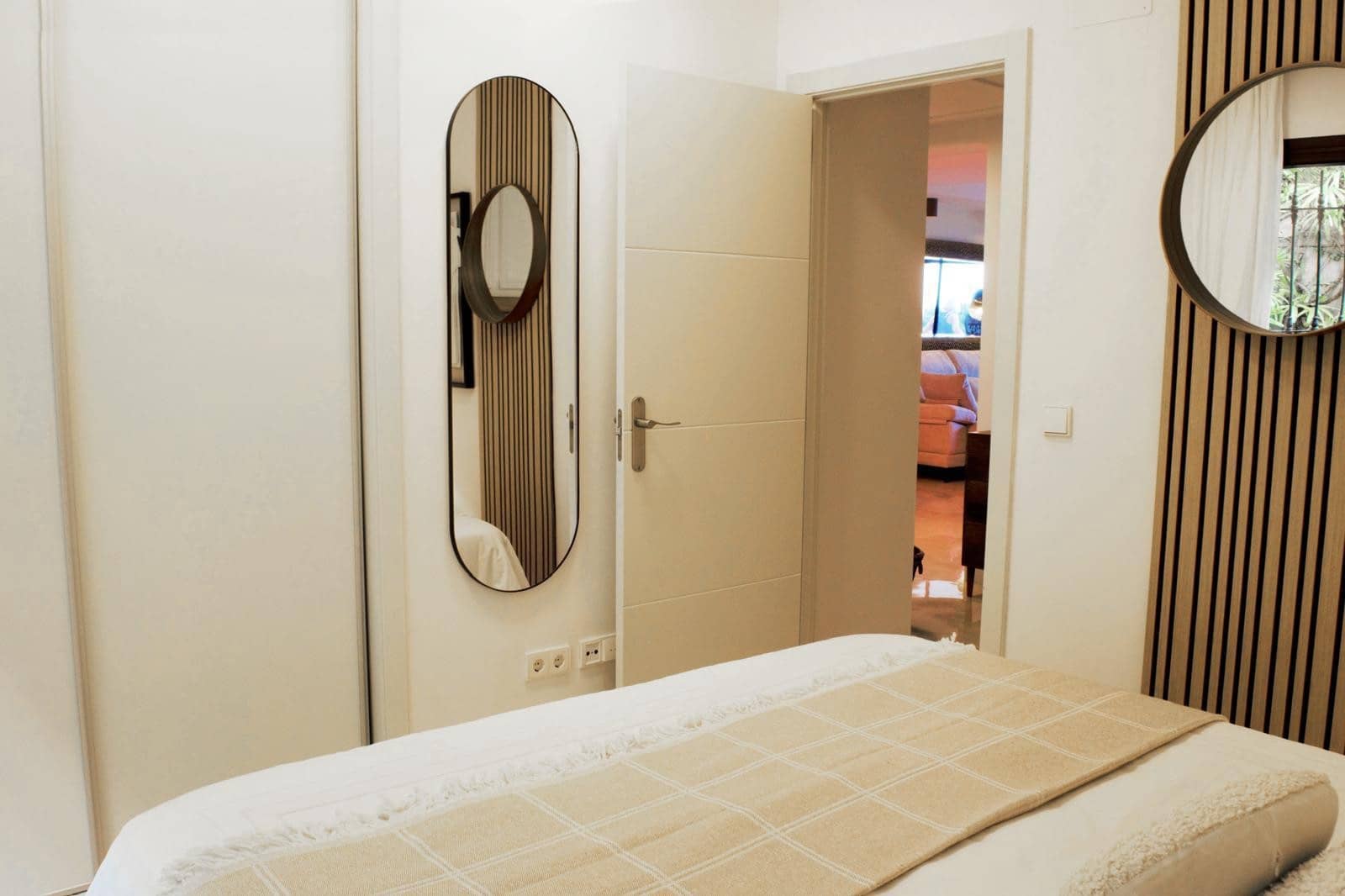 2 quarto Apartamento para arrendar em Benahavis - 2 750 € (Ref: 9975063)