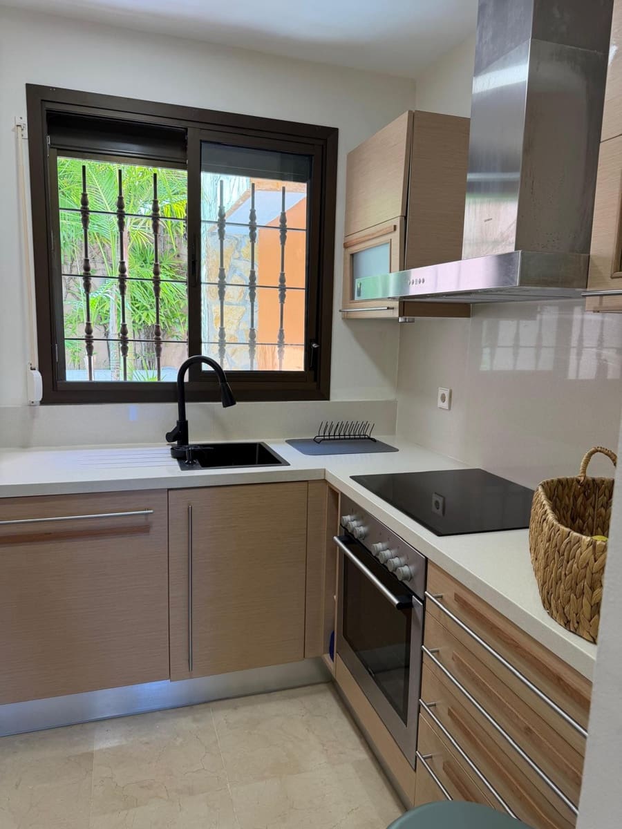2 quarto Apartamento para arrendar em Benahavis - 2 750 € (Ref: 9975063)