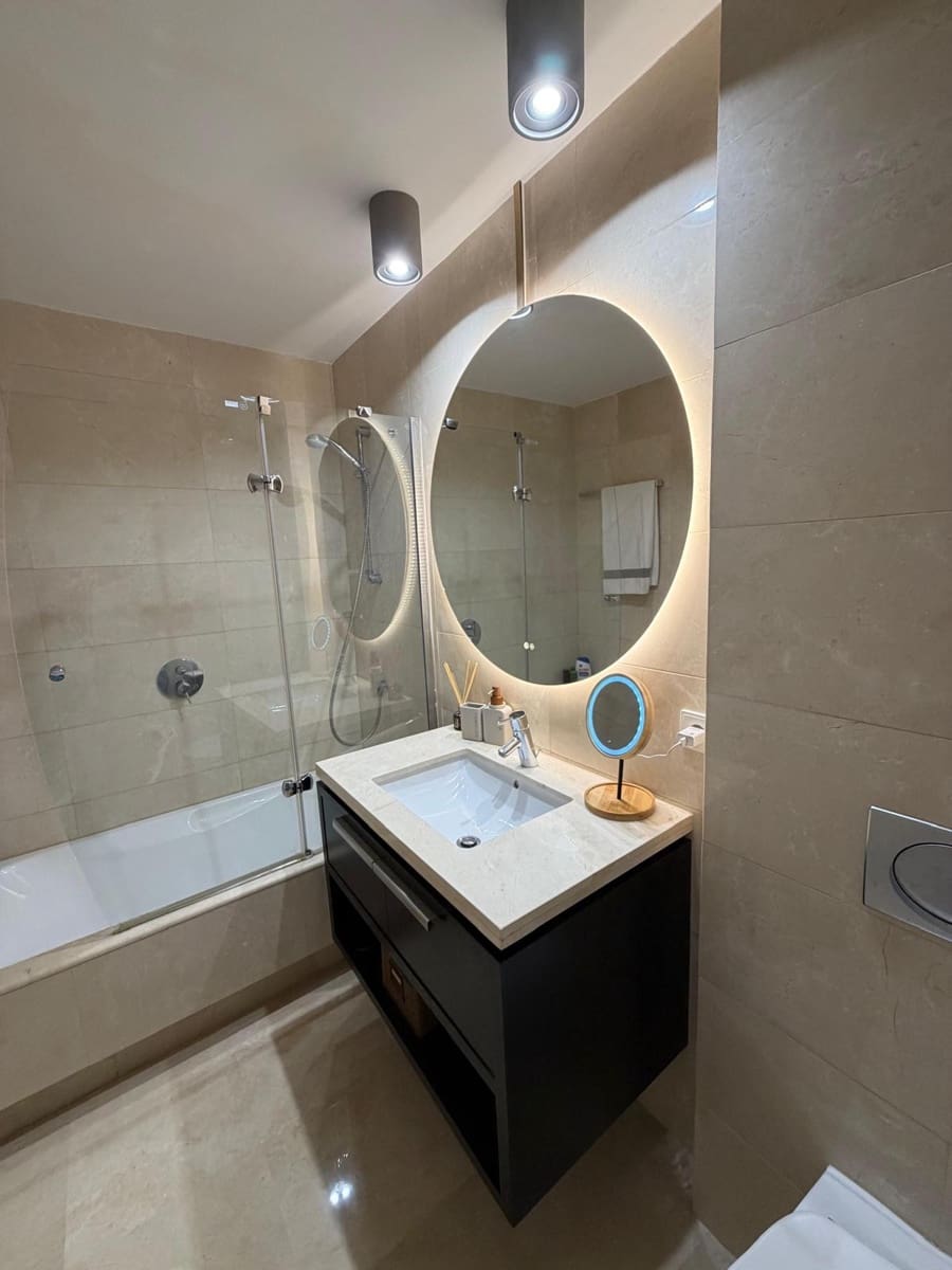 2 quarto Apartamento para arrendar em Benahavis - 2 750 € (Ref: 9975063)