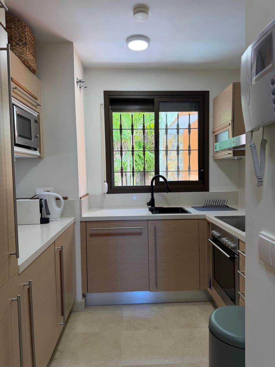 2 quarto Apartamento para arrendar em Benahavis - 2 750 € (Ref: 9975063)