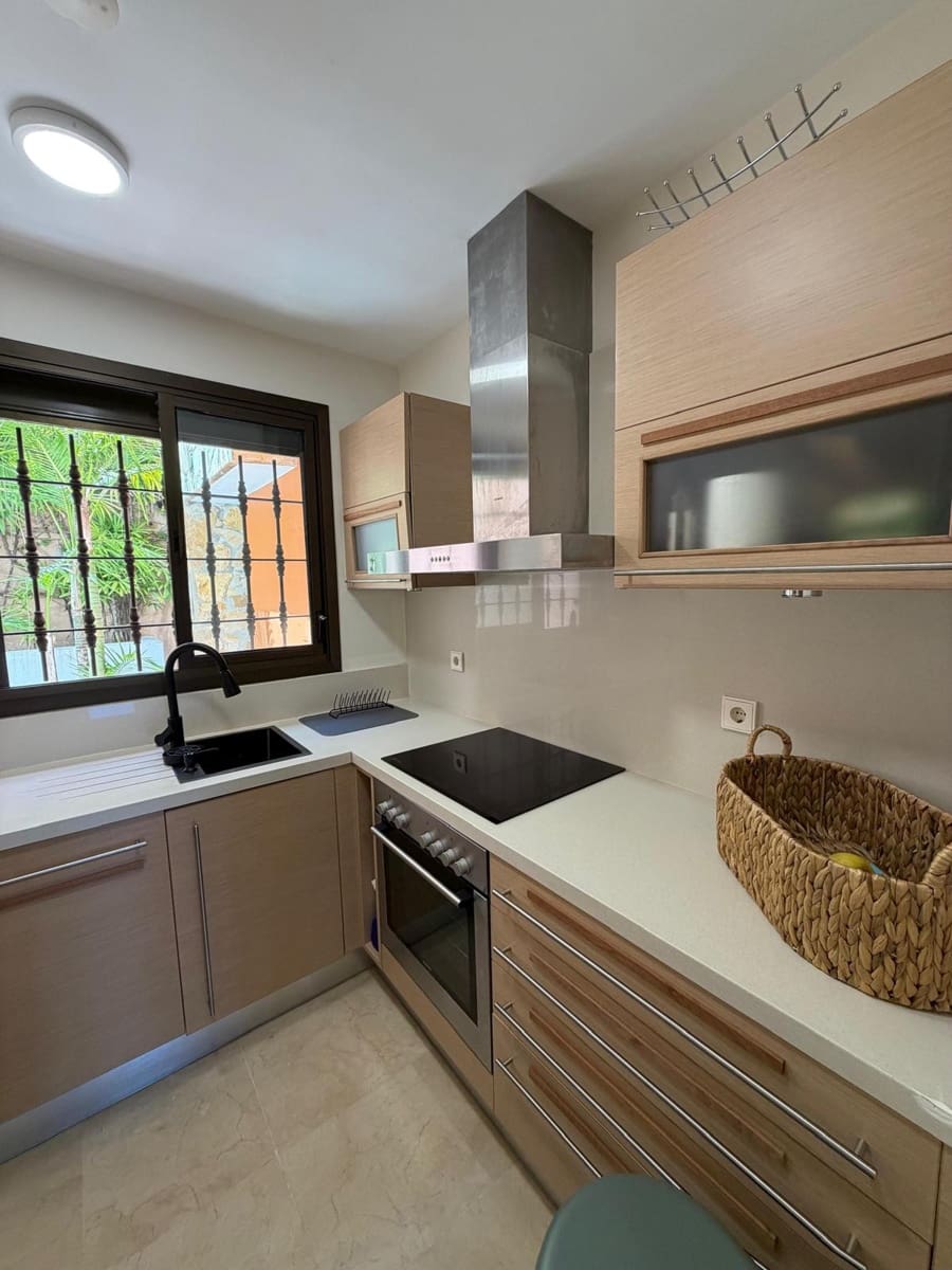 2 quarto Apartamento para arrendar em Benahavis - 2 750 € (Ref: 9975063)