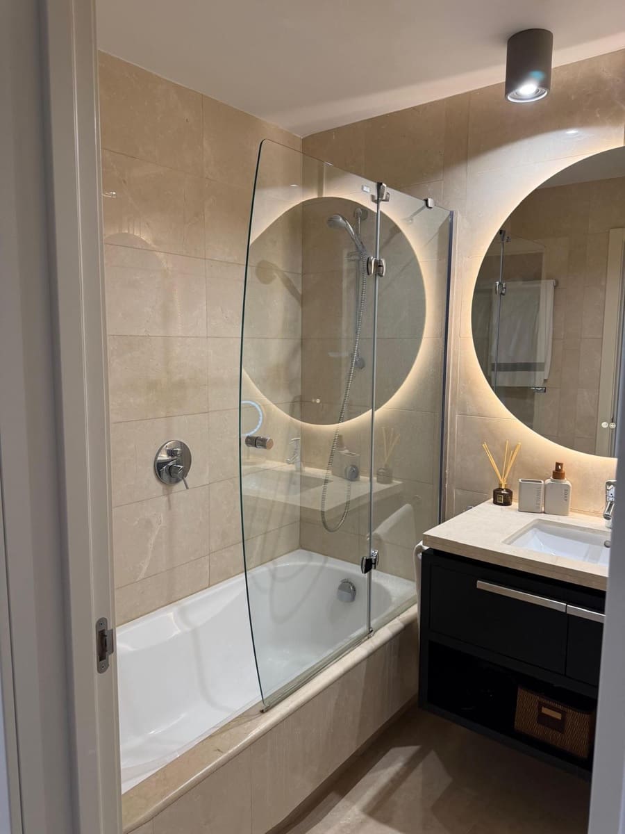2 quarto Apartamento para arrendar em Benahavis - 2 750 € (Ref: 9975063)
