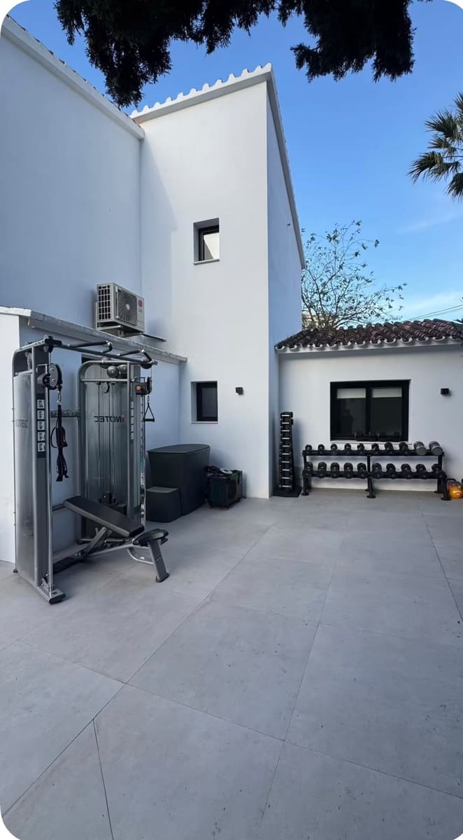 3 bedroom Villa for rent in Marbella with pool - € 10,000 (Ref: 9975064)