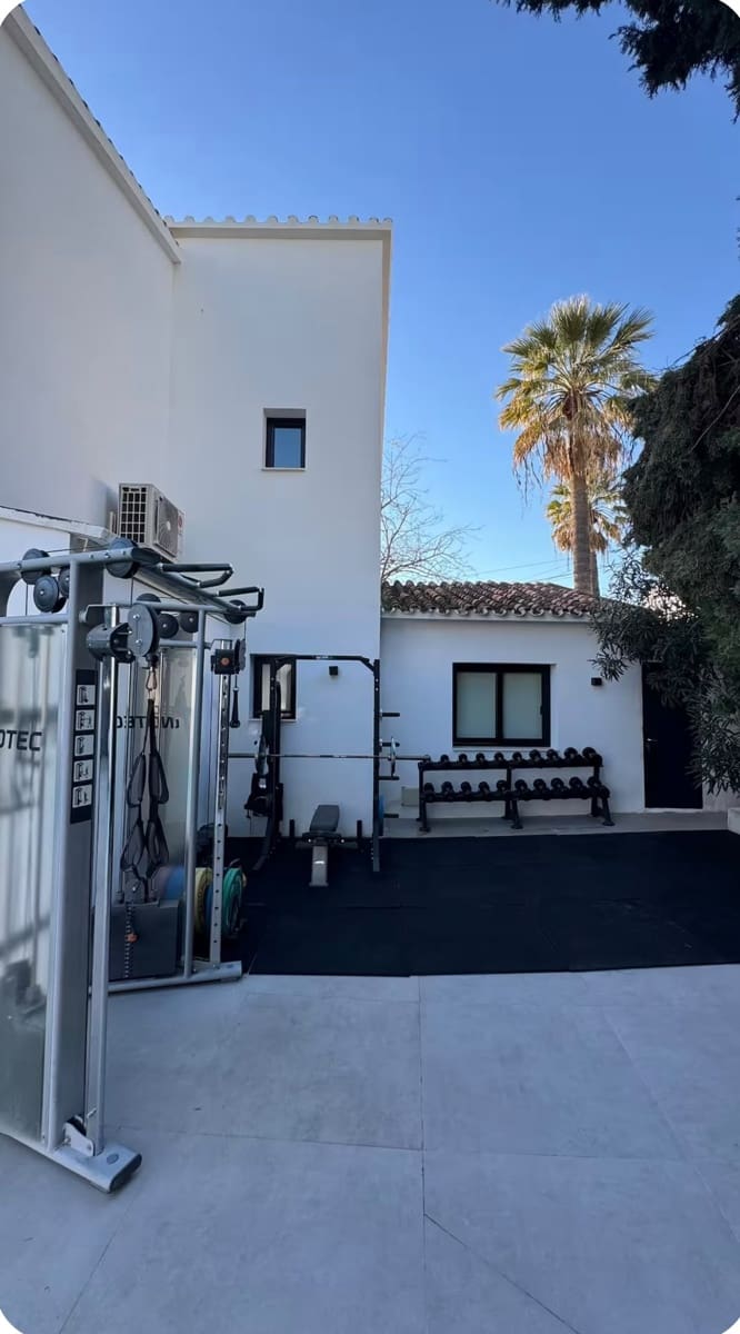 3 bedroom Villa for rent in Marbella with pool - € 10,000 (Ref: 9975064)