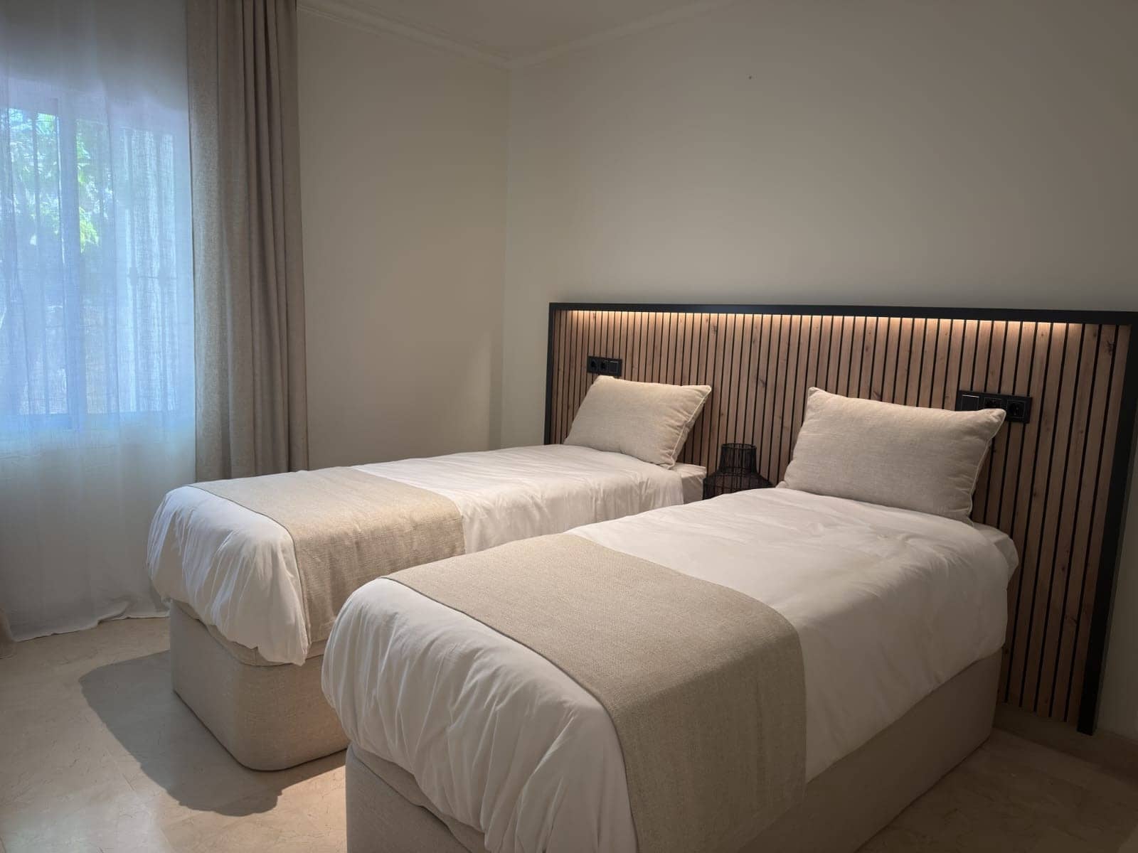 Appartement de 3 chambres à louer à Marbella avec piscine garage - 4 500 € (Ref: 9978552)