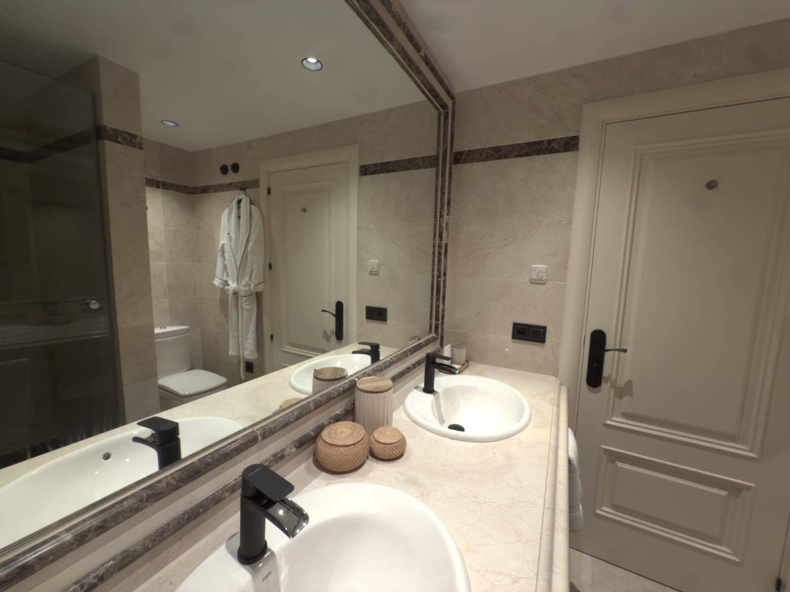 Appartement de 3 chambres à louer à Marbella avec piscine garage - 4 500 € (Ref: 9978552)