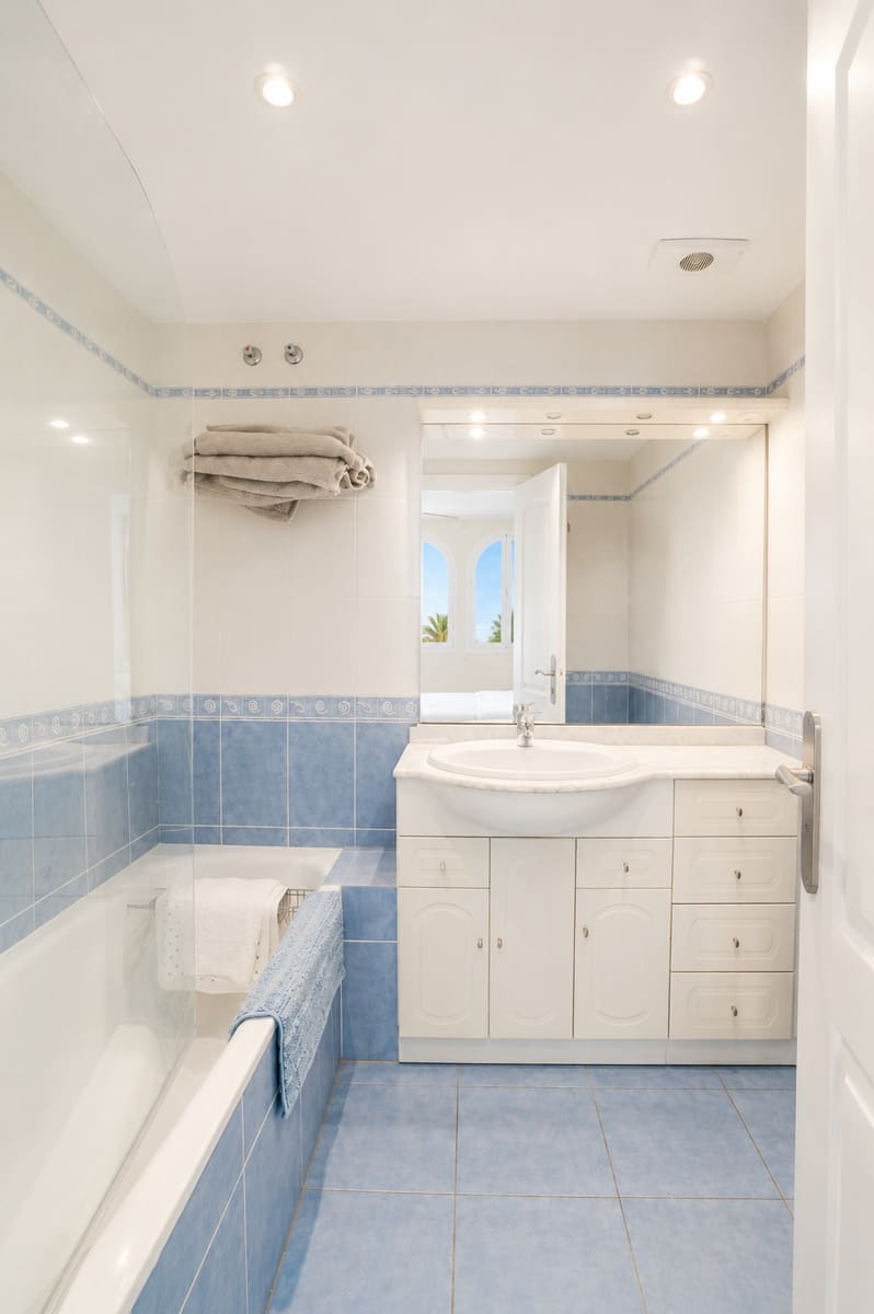 3 bedroom Apartment for sale in Marbella with pool garage - € 775,000 (Ref: 9998559)