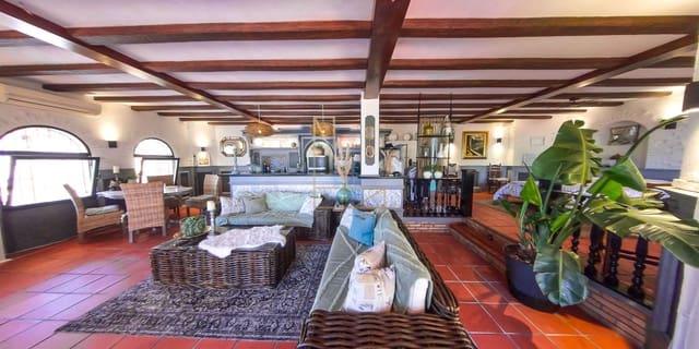 Chalet de 4 habitaciones en La Nucia en venta con garaje - 395.000 € (Ref: 7731829)