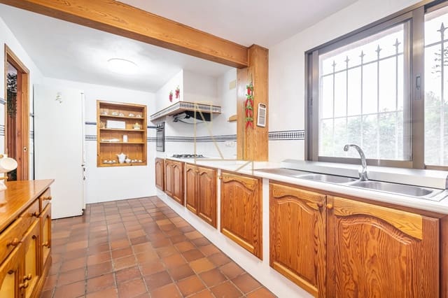 6 bedroom Villa for sale in Polop with pool garage - € 797,900 (Ref: 8896198)