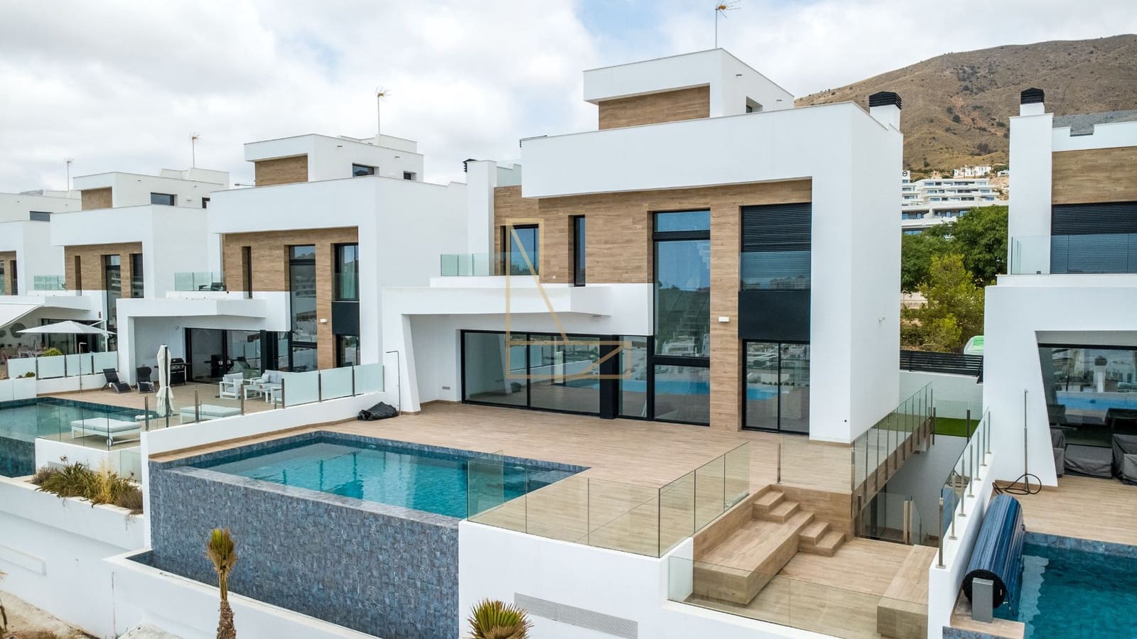 4 bedroom Villa for sale in Finestrat with garage - € 1,350,000 (Ref: 8917707)