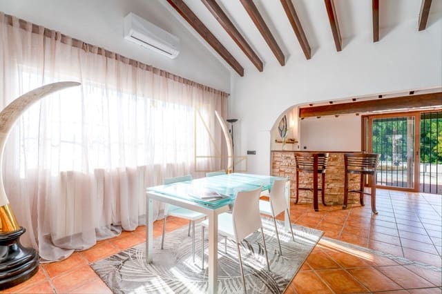 7 Zimmer Villa zu verkaufen in La Nucia mit Pool Garage - 780.000 € (Ref: 9226175)