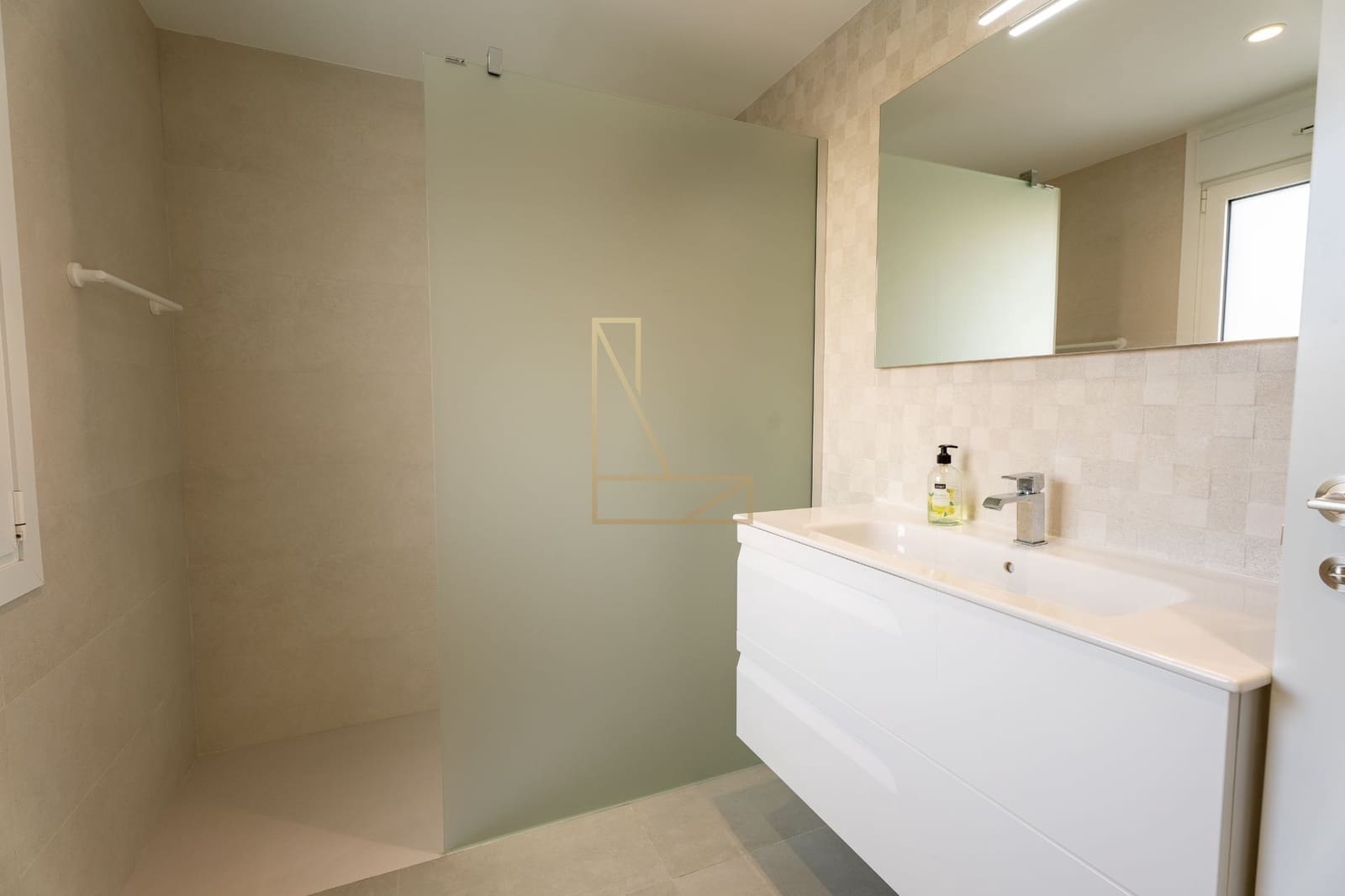 4 makuuhuone Huvila myytävänä paikassa Alfaz del Pi / L'Alfas del Pi mukana uima-altaan 
autotalli - 1 195 000 € (Ref: 9343164)