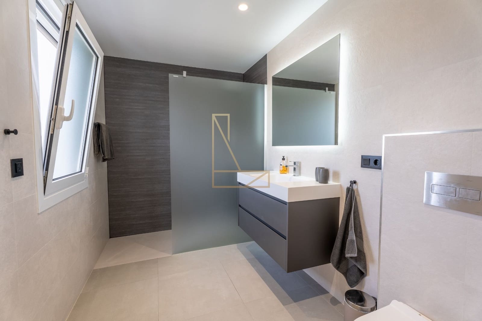 4 makuuhuone Huvila myytävänä paikassa Alfaz del Pi / L'Alfas del Pi mukana uima-altaan 
autotalli - 1 195 000 € (Ref: 9343164)