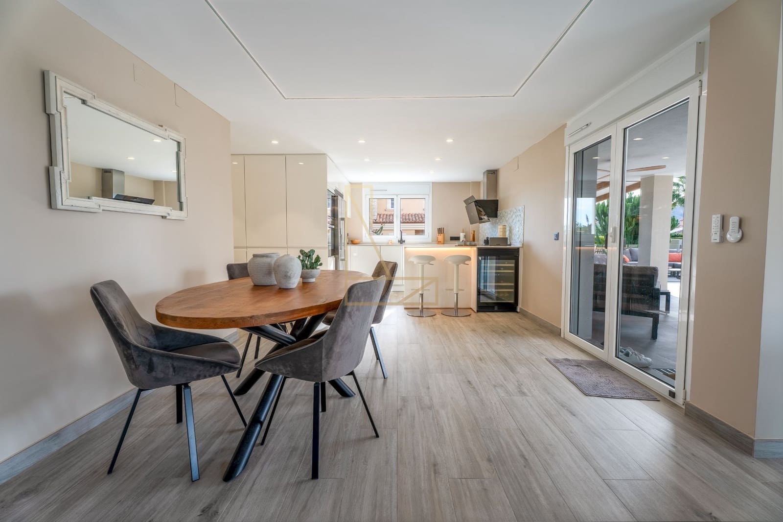 4 makuuhuone Huvila myytävänä paikassa Alfaz del Pi / L'Alfas del Pi mukana uima-altaan 
autotalli - 1 195 000 € (Ref: 9343164)