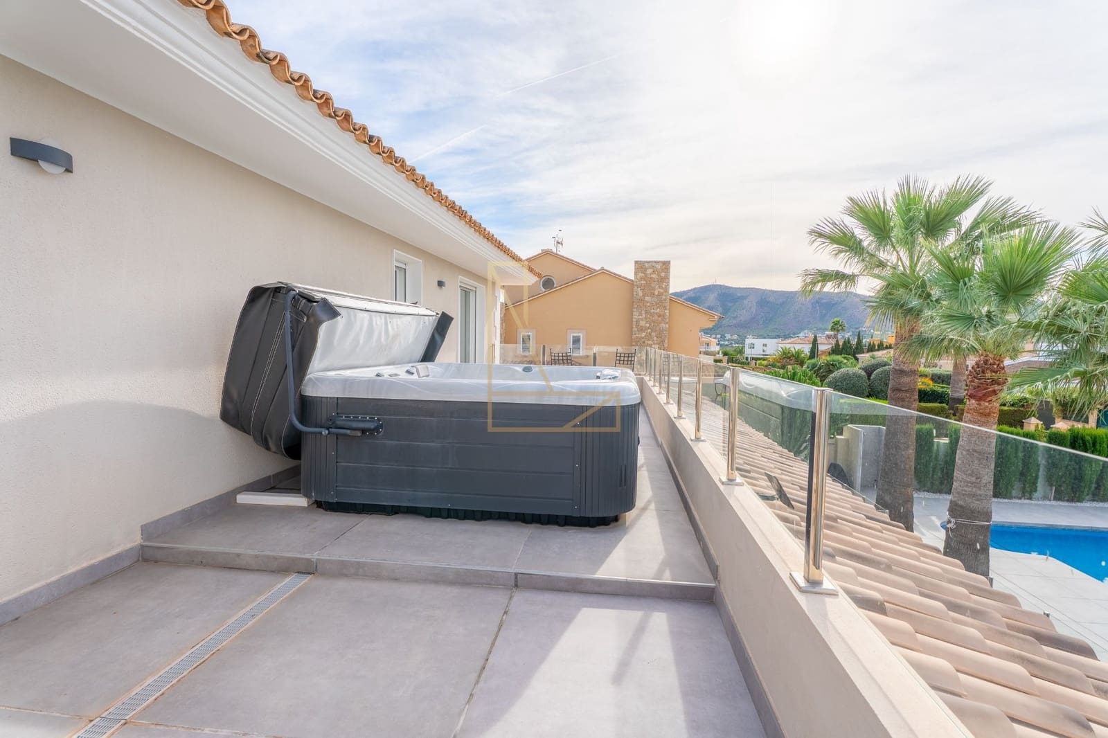 4 makuuhuone Huvila myytävänä paikassa Alfaz del Pi / L'Alfas del Pi mukana uima-altaan 
autotalli - 1 195 000 € (Ref: 9343164)