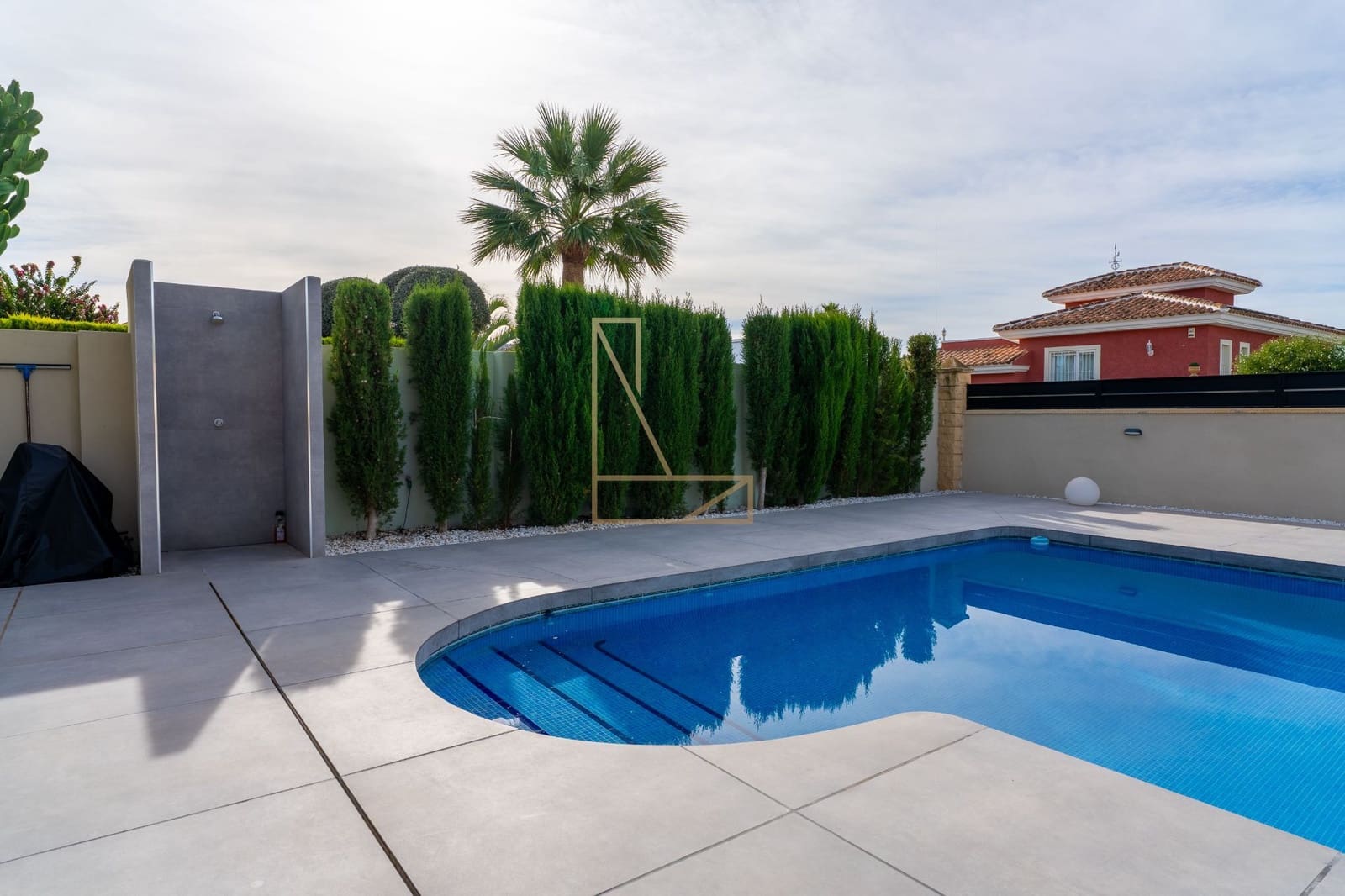 4 makuuhuone Huvila myytävänä paikassa Alfaz del Pi / L'Alfas del Pi mukana uima-altaan 
autotalli - 1 195 000 € (Ref: 9343164)