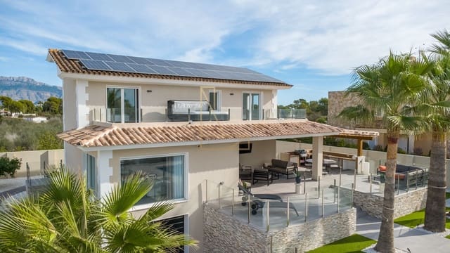 Chalet de 4 habitaciones en Alfaz del Pi / L'Alfàs del Pi en venta con piscina garaje - 1.195.000 € (Ref: 9343164)