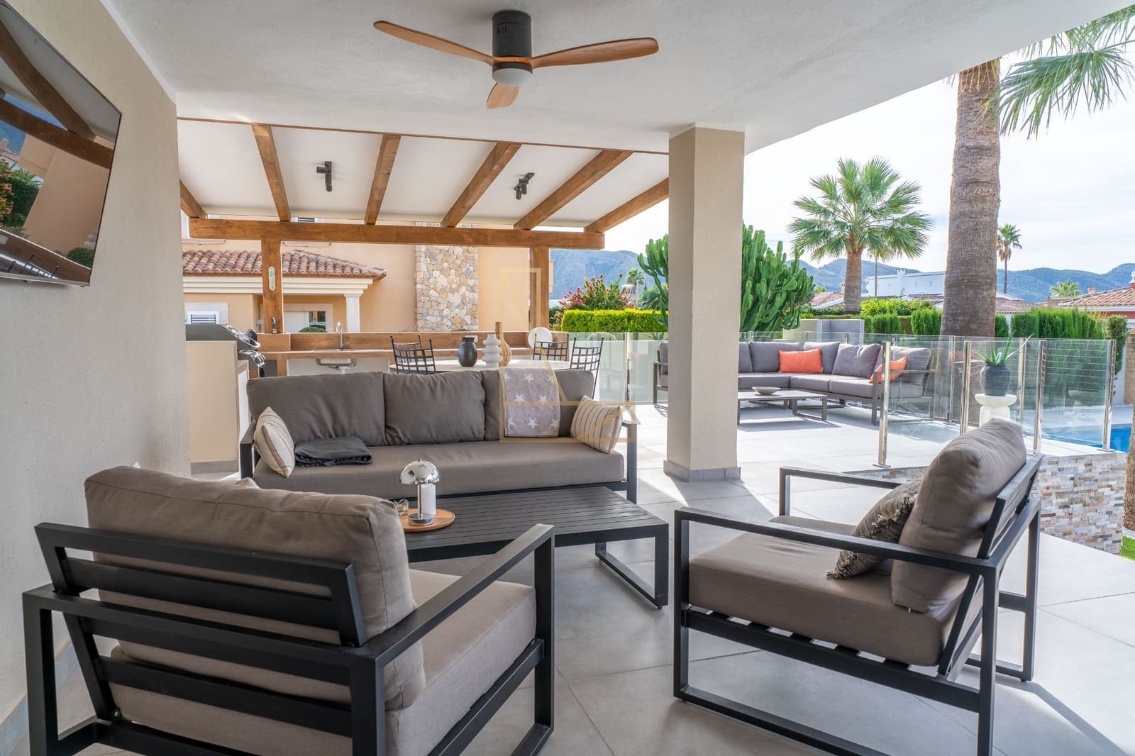 4 makuuhuone Huvila myytävänä paikassa Alfaz del Pi / L'Alfas del Pi mukana uima-altaan 
autotalli - 1 195 000 € (Ref: 9343164)