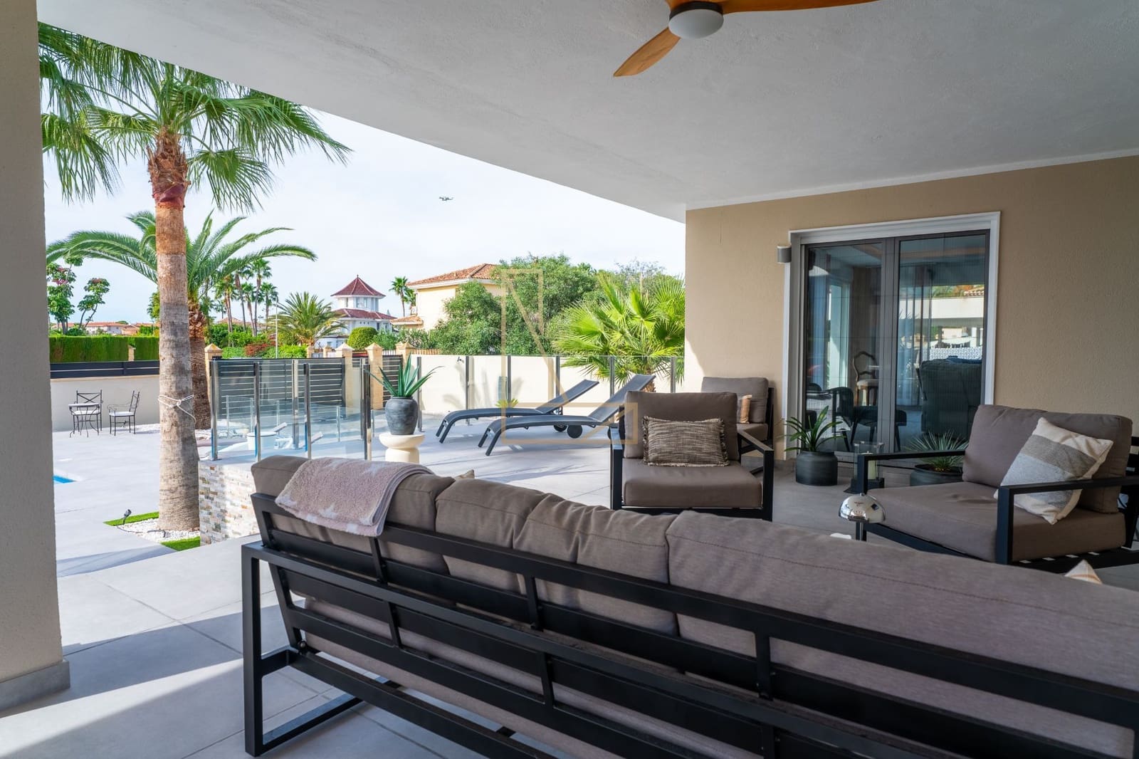 4 makuuhuone Huvila myytävänä paikassa Alfaz del Pi / L'Alfas del Pi mukana uima-altaan 
autotalli - 1 195 000 € (Ref: 9343164)