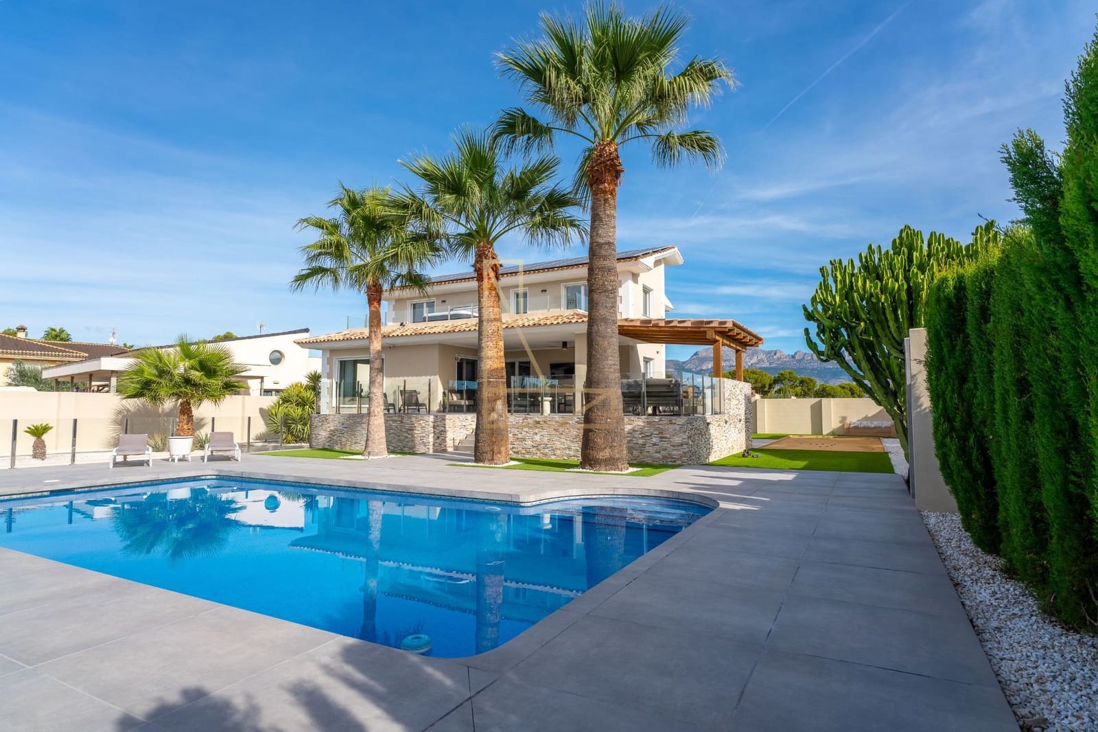 4 makuuhuone Huvila myytävänä paikassa Alfaz del Pi / L'Alfas del Pi mukana uima-altaan 
autotalli - 1 195 000 € (Ref: 9343164)