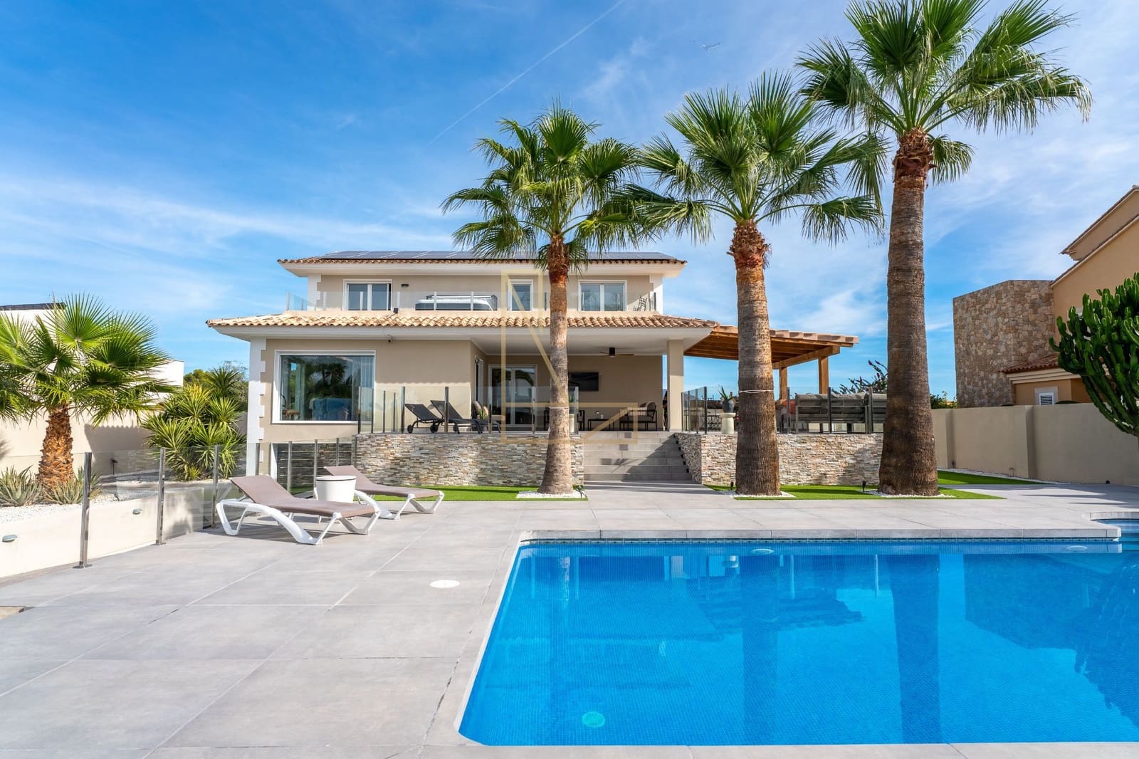 4 makuuhuone Huvila myytävänä paikassa Alfaz del Pi / L'Alfas del Pi mukana uima-altaan 
autotalli - 1 195 000 € (Ref: 9343164)