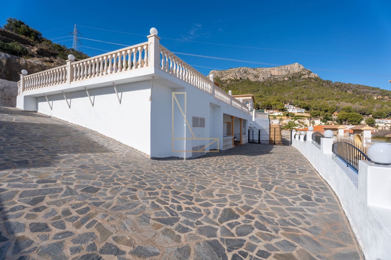 5 makuuhuone Huvila myytävänä paikassa Calpe / Calp mukana uima-altaan 
autotalli - 716 000 € (Ref: 9407903)