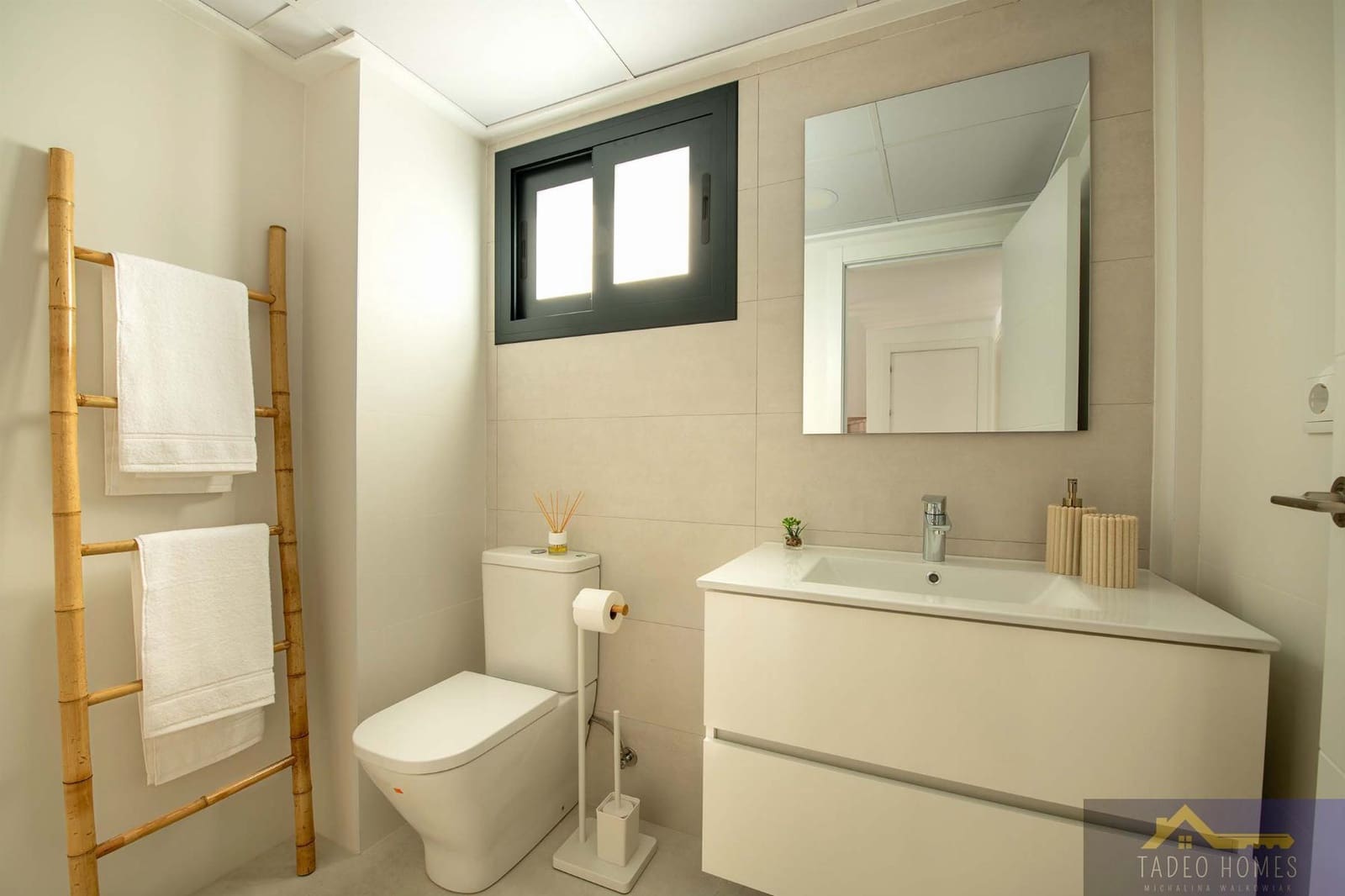 3 soverom Kjedet enebolig til salgs i Cox med svømmebasseng - € 229 000 (Ref: 9622601)