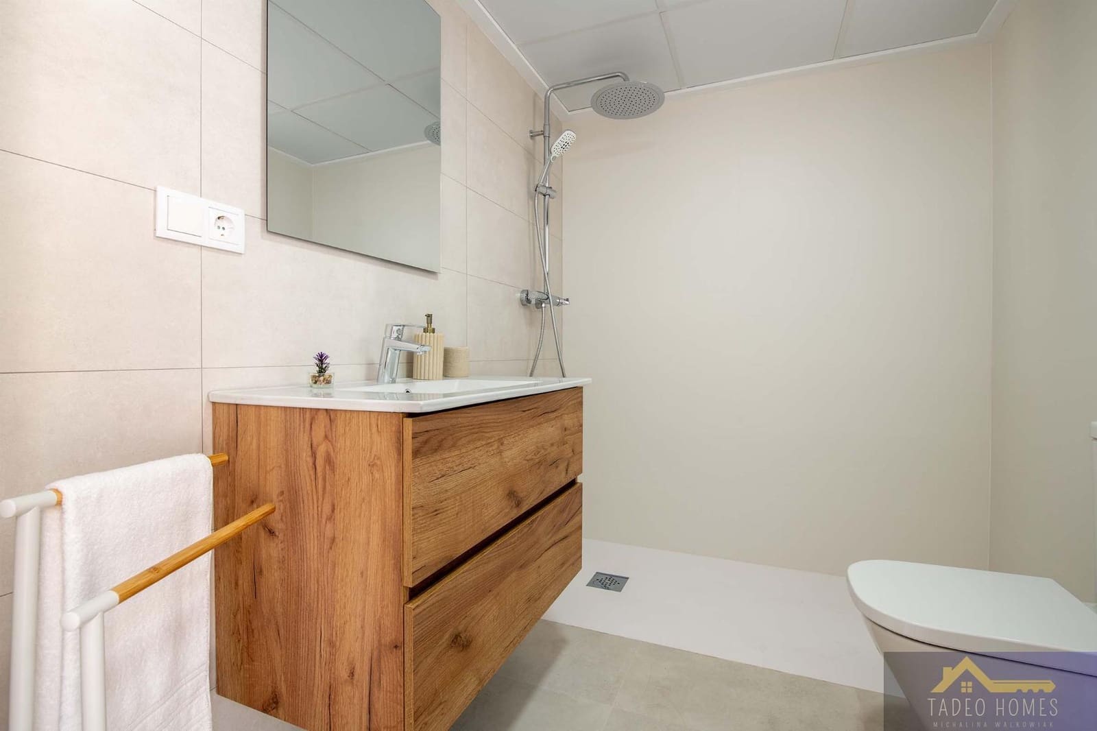 3 soverom Kjedet enebolig til salgs i Cox med svømmebasseng - € 229 000 (Ref: 9622601)