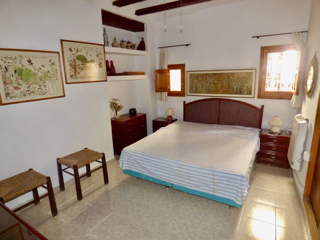 8 soveværelse Byhus til salg i Sella med swimmingpool - € 470.000 (Ref: 7864772)