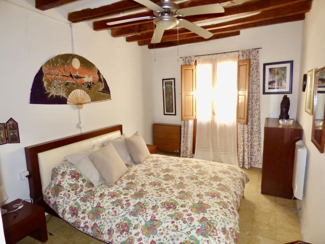 8 soveværelse Byhus til salg i Sella med swimmingpool - € 470.000 (Ref: 7864772)