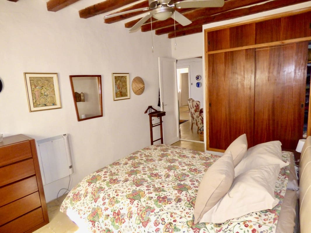 8 soveværelse Byhus til salg i Sella med swimmingpool - € 470.000 (Ref: 7864772)