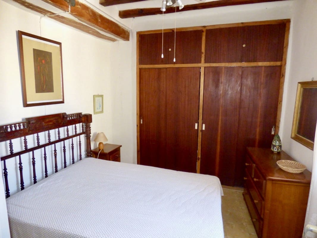 8 soveværelse Byhus til salg i Sella med swimmingpool - € 470.000 (Ref: 7864772)