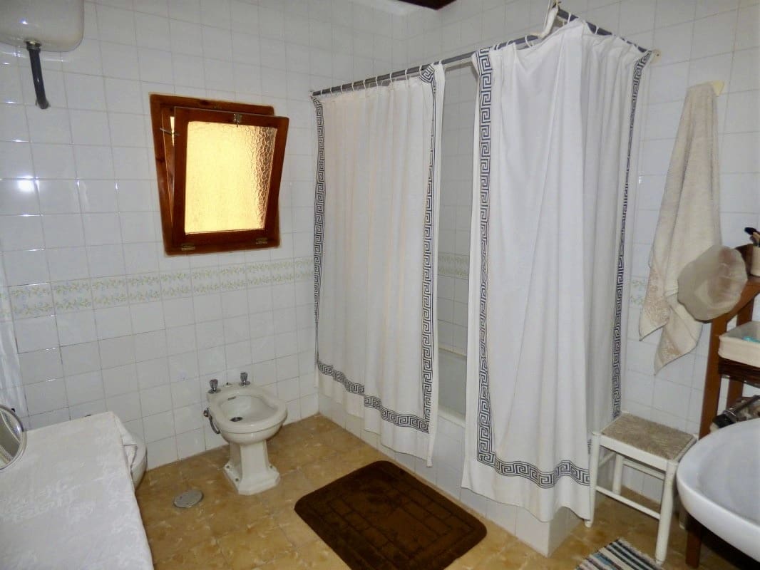 8 soveværelse Byhus til salg i Sella med swimmingpool - € 470.000 (Ref: 7864772)