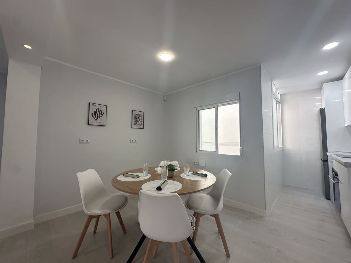2 bedroom Apartment for sale in Fuengirola - € 217,000 (Ref: 10073118)